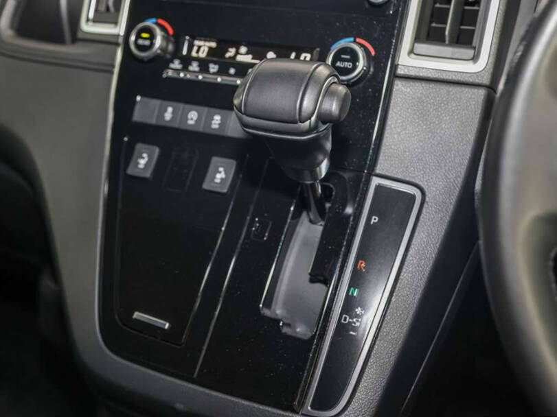 تويوتا جرانفيا الداخلية 