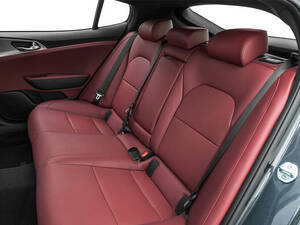 كيا ستينجر الداخلية 