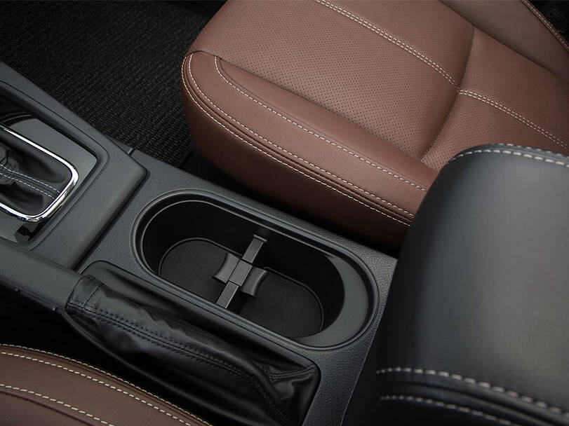 سوبارو فورستر الجيل الرابع (SJ) الداخلية 