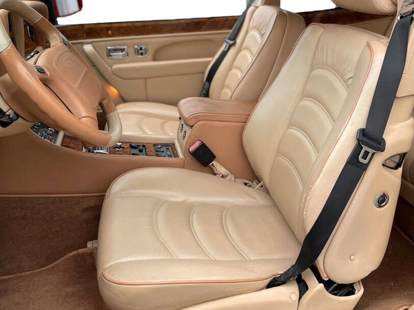 بينتلي أزور الداخلية 