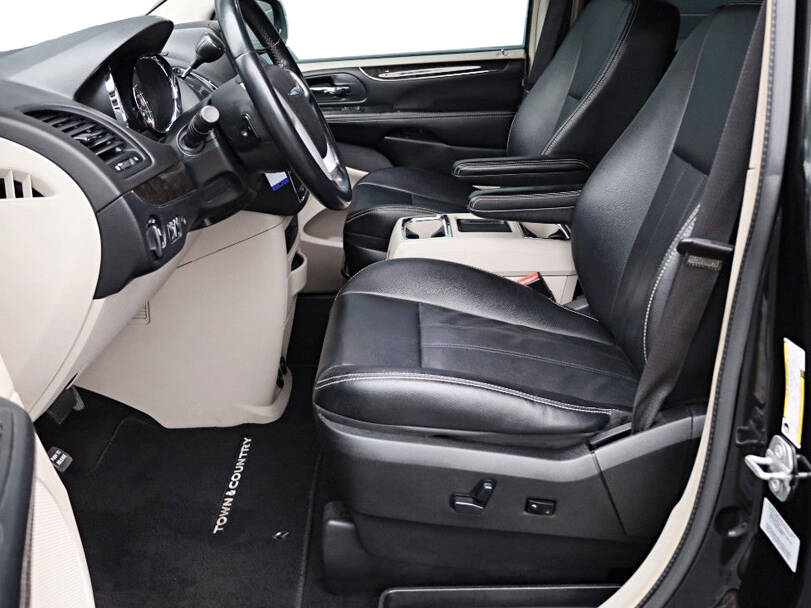 كرايسلر فوييجر الجيل الخامس الداخلية 