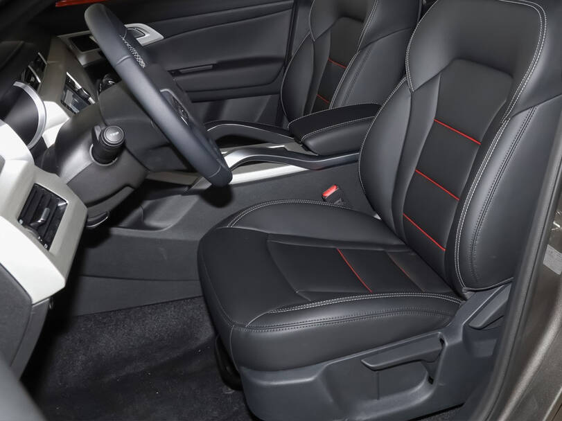 جيلي أزكارّا 2025 الداخلية 