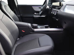 مرسيدس بنز EQA الداخلية 