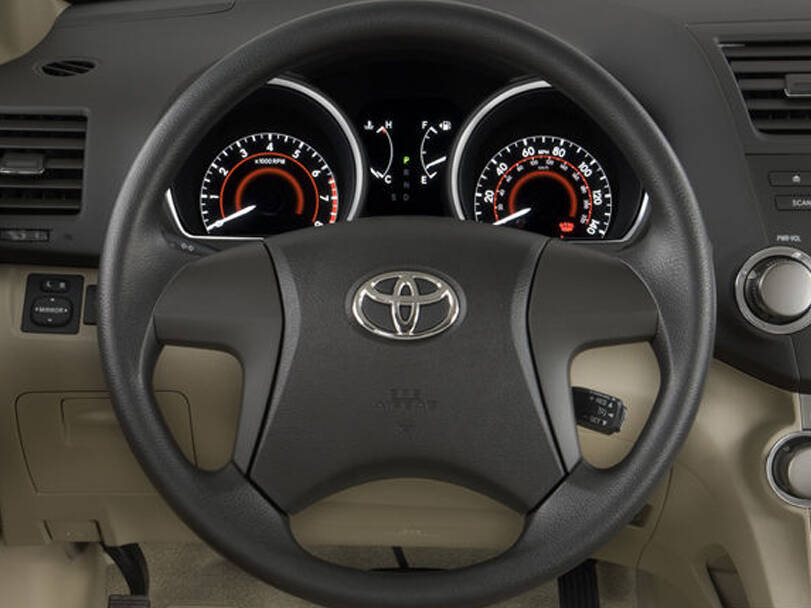 Toyota Kluger Interior 