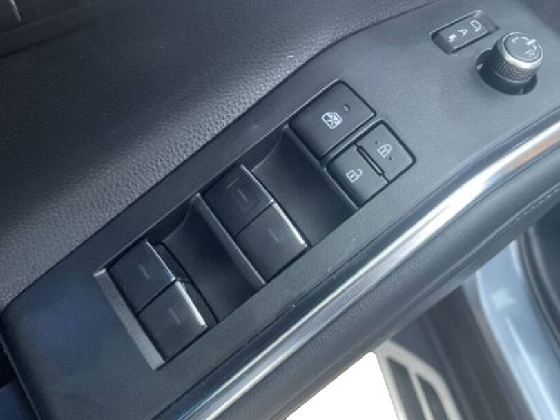 Toyota Kluger Interior 